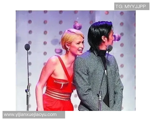 谢霆锋与足球明星亲密合影展现友谊与热爱足球的激情时刻